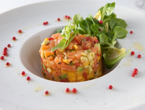 Tartare de saumon fumé et salade de mâche 715663tartaredesaumonfumesaladedemache