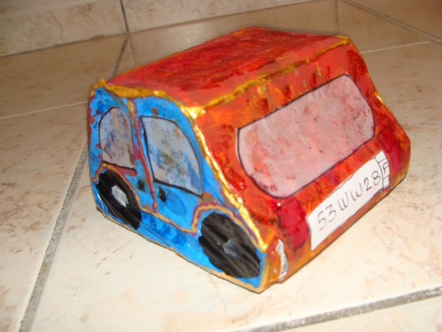 petite voiture en rouleaux de papier toilette 717204DSC08511