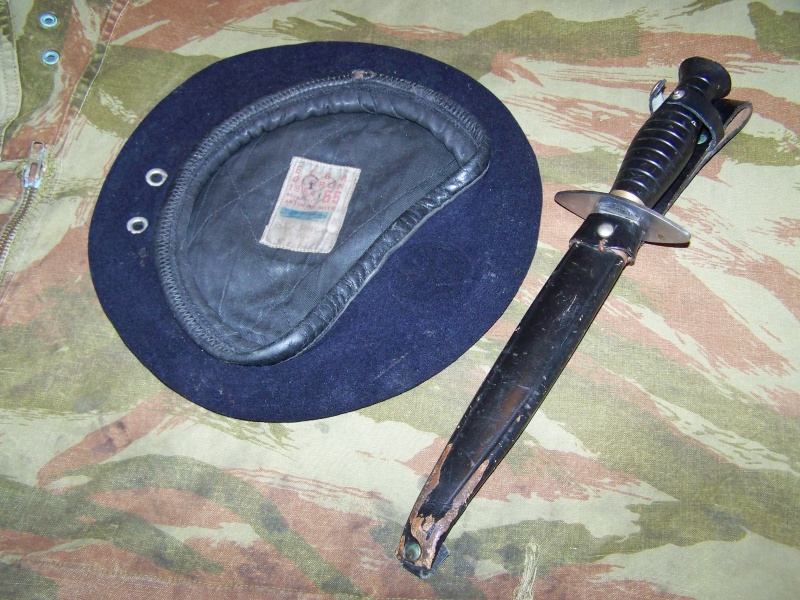 Poignard SPECIAL BERET ROUGE,un béret bleu 1964 et une musette U.S WWII 7230081008599