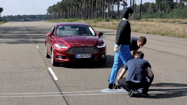 En France, 53% des piétons continuent d’utiliser leur smartphone quand ils traversent la route ! 724241FordMondeoPedestrianDetection02