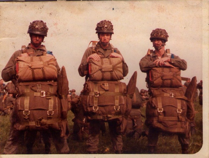 [Parachutes] Les gaines de saut, containers, altimètres, (...) de l'armée Française, depuis 1945. 730347img296