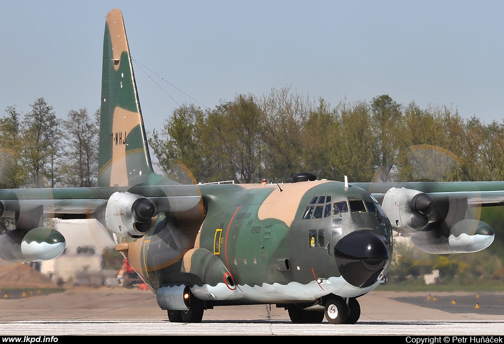 صور طائرات النقل والشحن الجزائرية [ C-130H/H30  /  Hercules ]  - صفحة 2 734945WHJ4