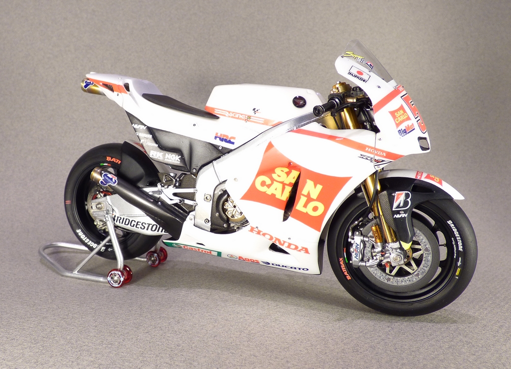 Honda RC212V Simoncelli 2011 - 1/12 Tk Max Moto Modeling - Page 3 737435001