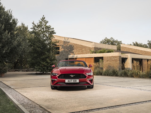 Plus athlétique et technologique que jamais, la nouvelle Ford Mustang repart au galop 746952FORD2017MUSTANG10