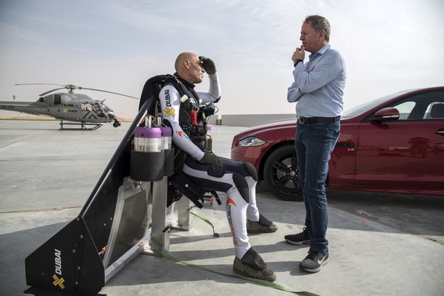 Le Pilote De F1 Martin Brundle Et La Nouvelle Jaguar XJR Affrontent Le ‘Jetman’ Lors D'une Course De Vitesse Dans Le Désert 747341PictureCreditAnthonyCullenAJC6014