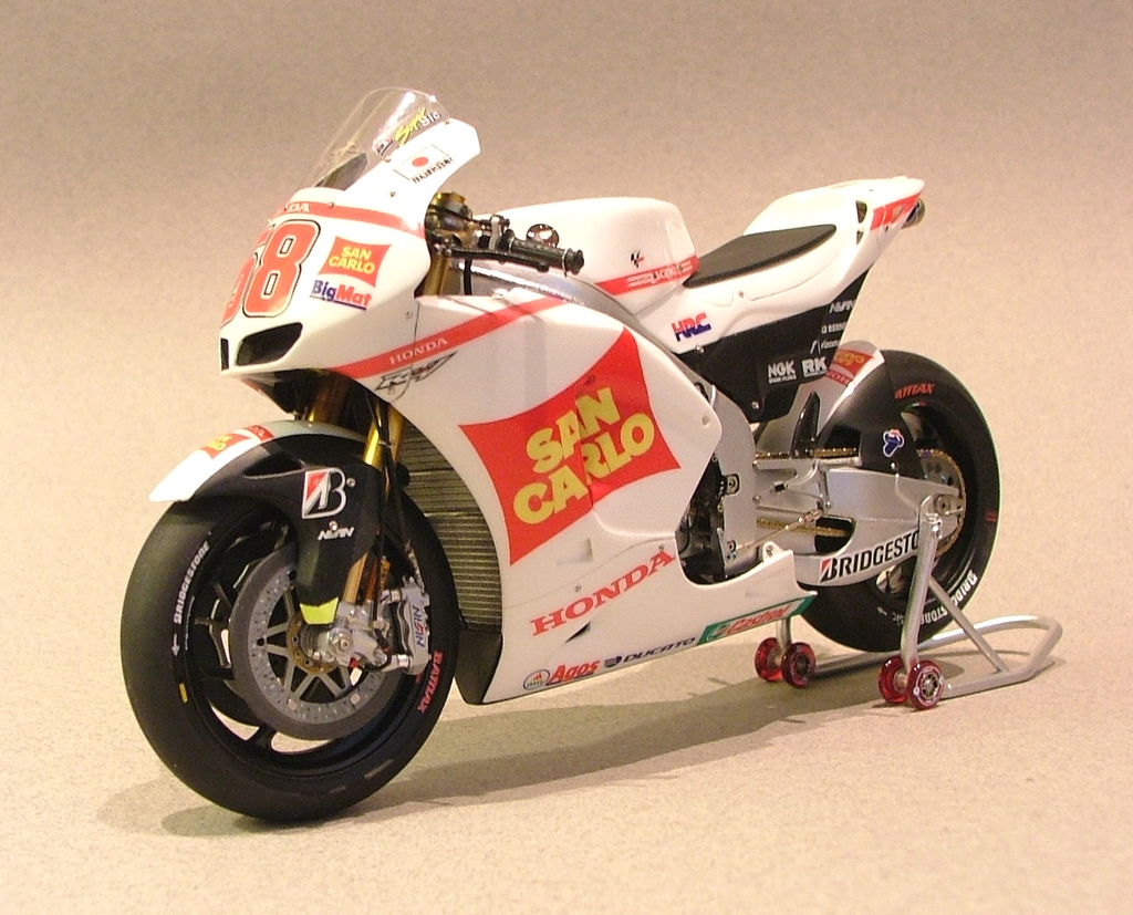 Honda RC212V Simoncelli 2011 - 1/12 Tk Max Moto Modeling - Page 3 748267015