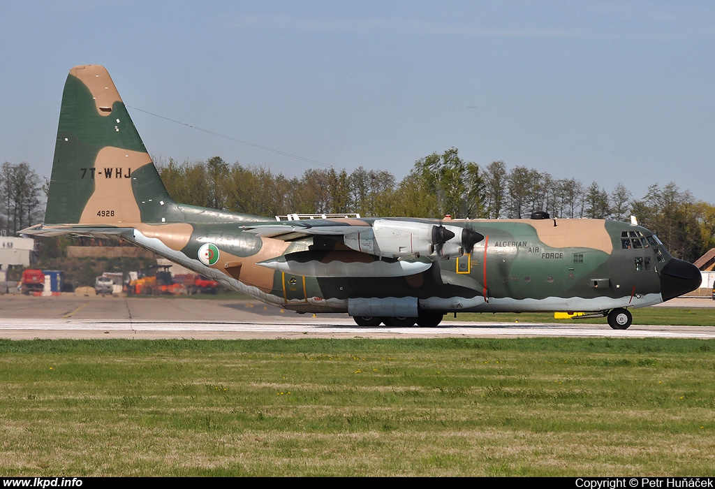 صور طائرات النقل والشحن الجزائرية [ C-130H/H30  /  Hercules ]  - صفحة 2 751220WHJ5