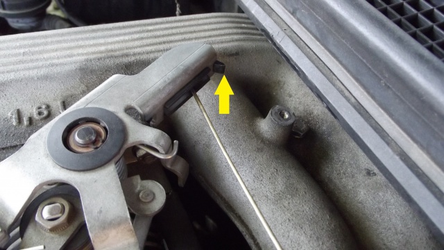[BMW 316 i E36] Réparation d'une fuite d'essence moteur 78551015cbleacclration