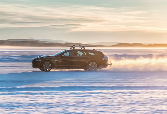 Record Du Monde Guinness Pour Un Skieur Olympique Et Une Jaguar 792455jxfsportbrakegrahambellarjeploggwr03101710