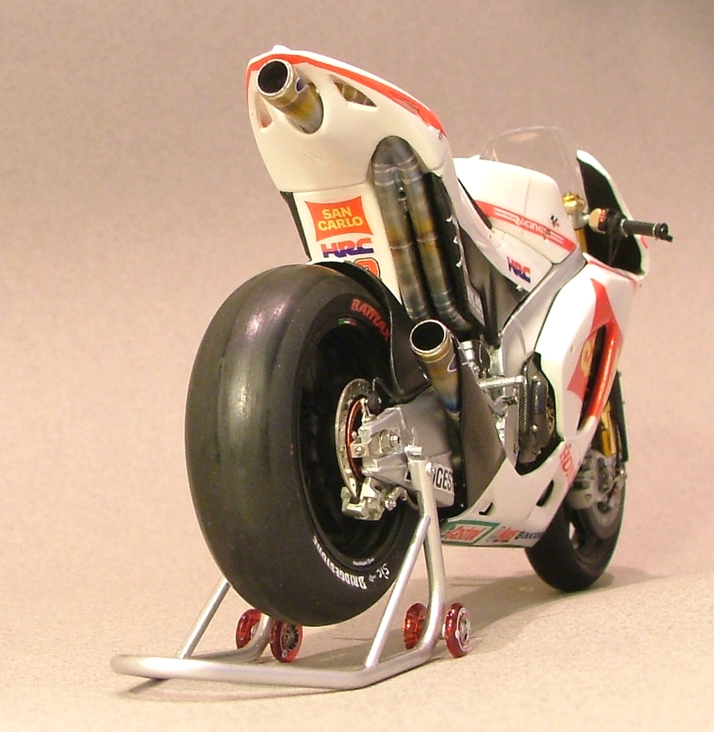 Honda RC212V Simoncelli 2011 - 1/12 Tk Max Moto Modeling - Page 3 793175024