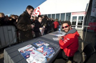 Le Vendée Globe au jour le jour par Baboune - Page 34 795792arriveedetanguydelamotteinitiativescoeurdedicacesr280280