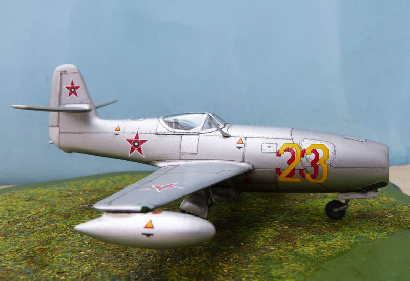 Yak 23 "Flora" - Special Hobby - 1/72. 800436Yak2355