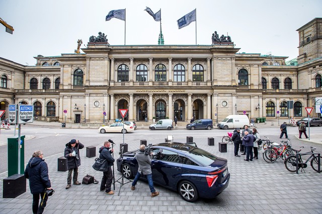 Le premier client allemand de Mirai vient de recevoir sa voiture à Hambourg 807705HA2460
