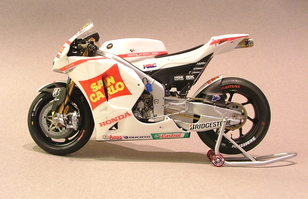 Honda RC212V Simoncelli 2011 - 1/12 Tk Max Moto Modeling - Page 3 809795012