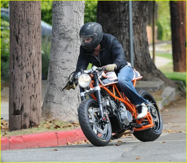 ???? 812216brad_pitt_orange_motorcycle_06