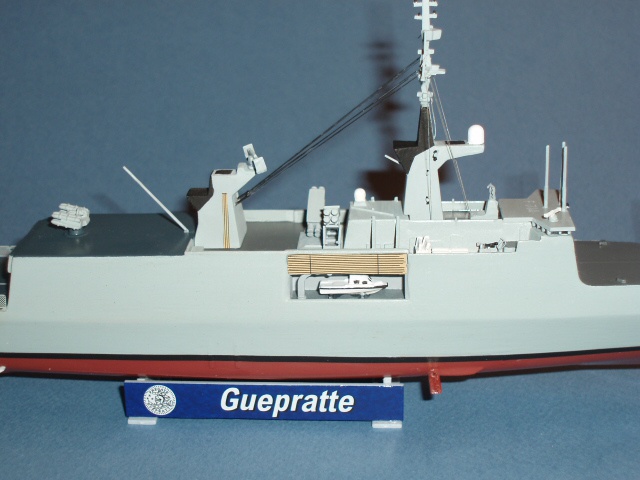 [Heller] Maquette de la Frégate Guépratte de type" La Fayette" au 1/400. 812616873477P1010021