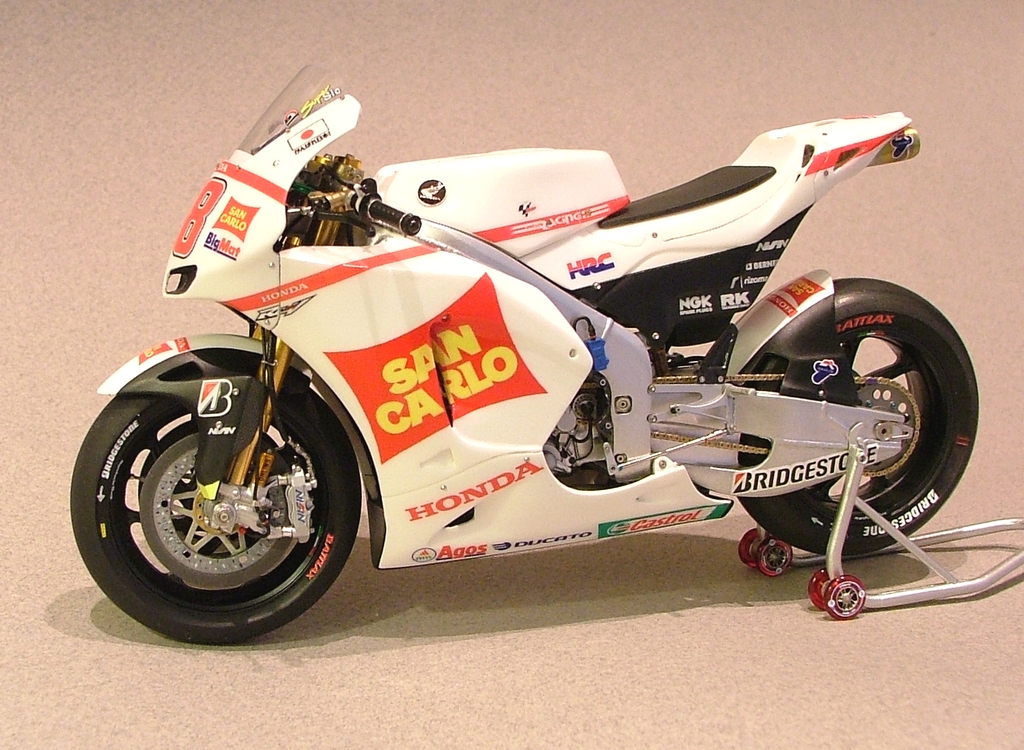 Honda RC212V Simoncelli 2011 - 1/12 Tk Max Moto Modeling - Page 3 815230014