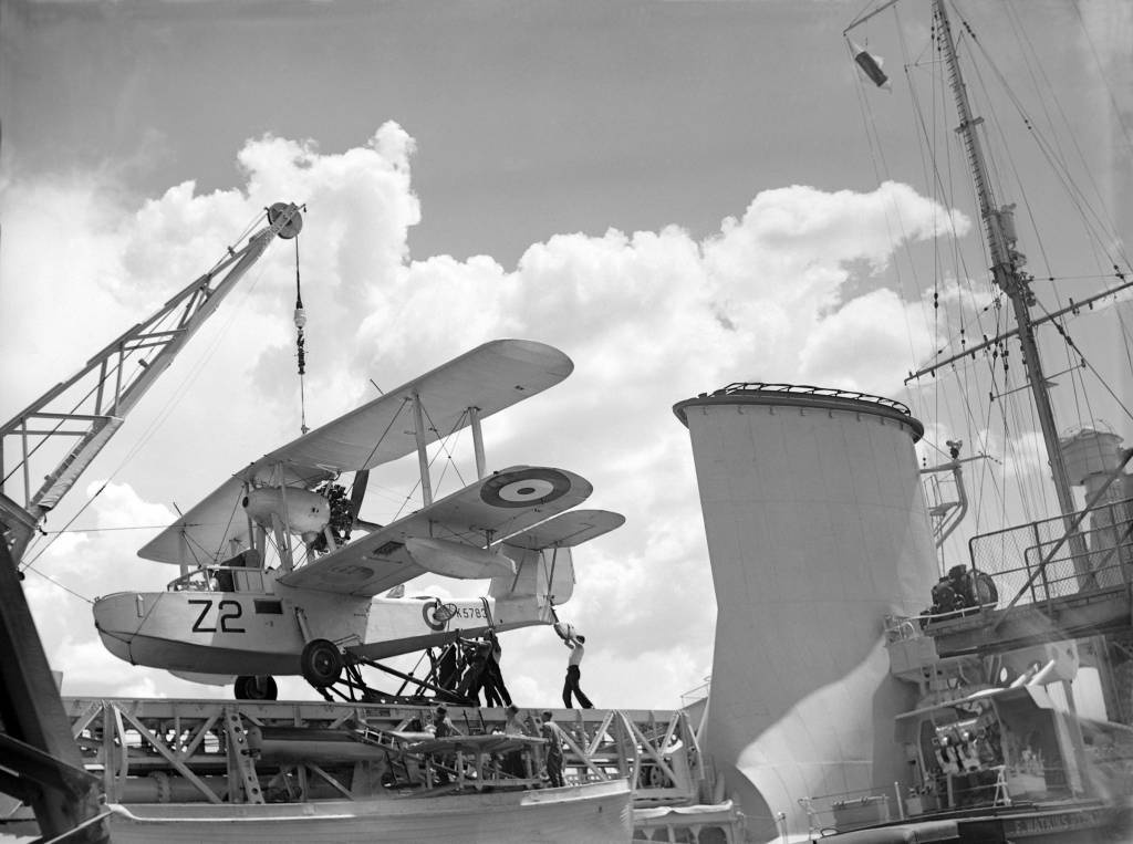 CROISEURS DE LA ROYAL NAVY ET DU COMMONWEALTH - Page 30 817401LeanderSeaplanec1933copy