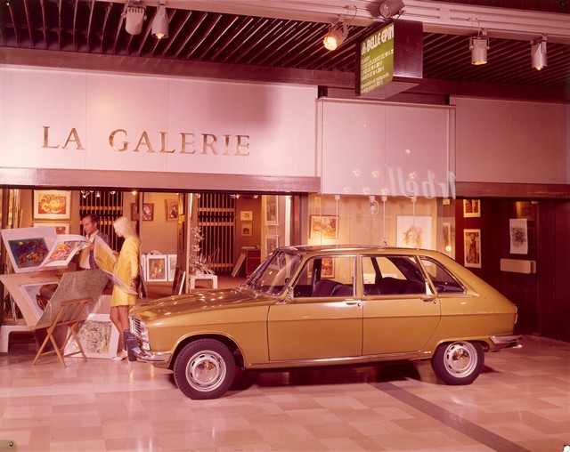 Renault fête les 50 ans de la Renault 16 au salon Rétromobile 2015 8252386533916