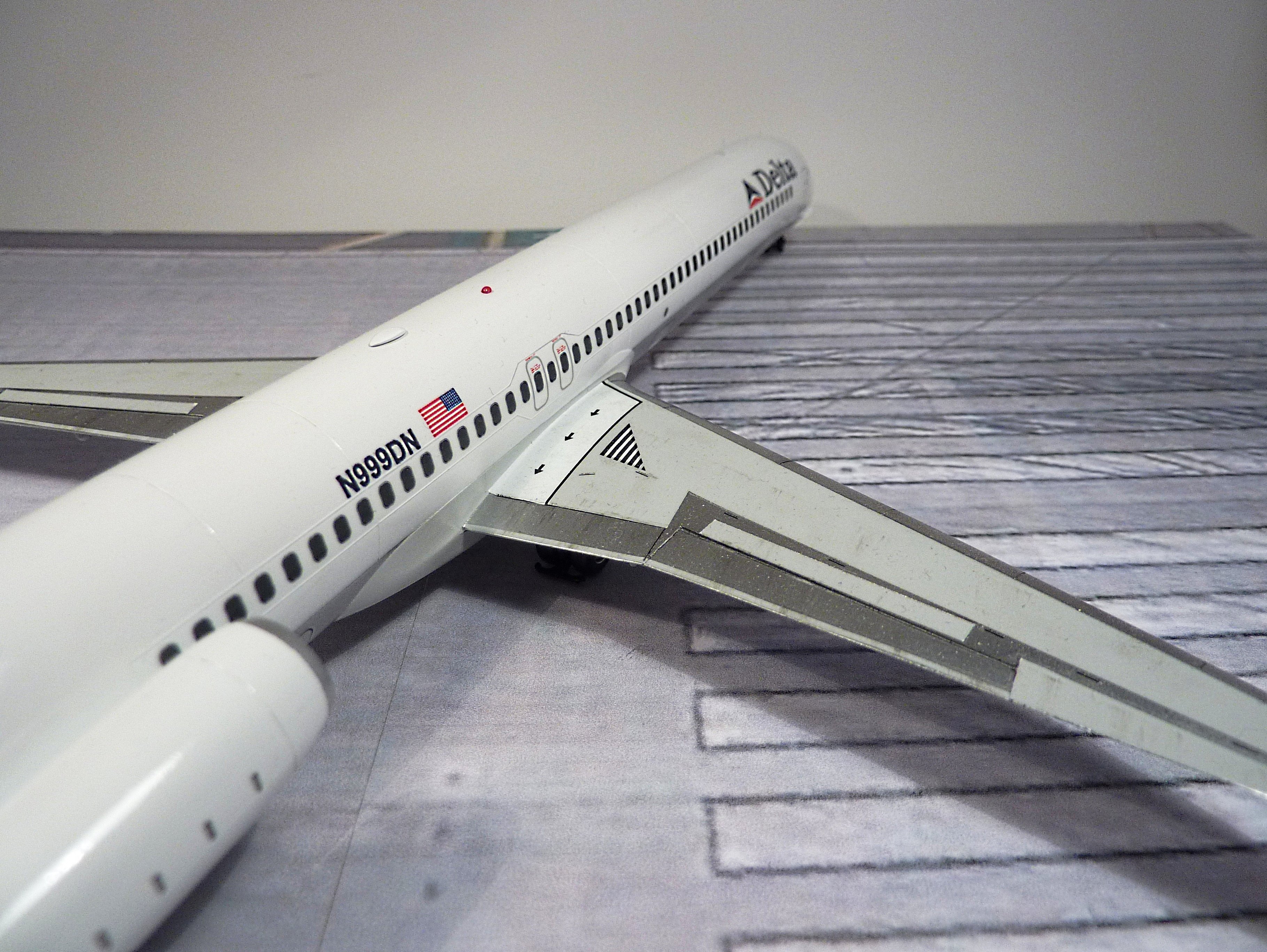 MD-88 Delta airlines [Minicraft] 1/144 834057P1030030