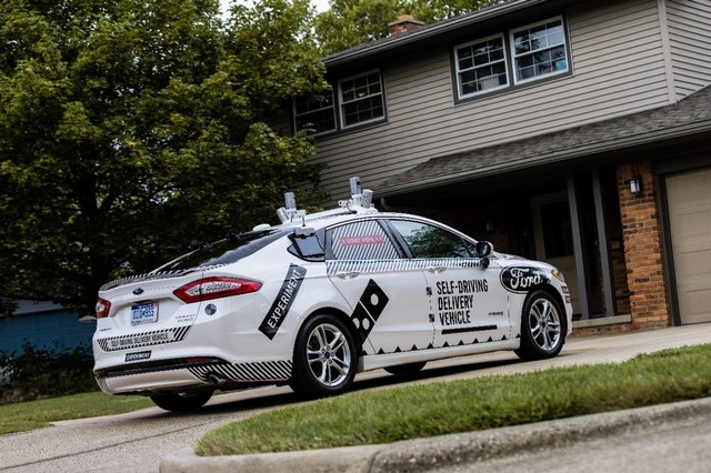 Demain, vos pizzas pourraient être livrées par des véhicules autonomes Ford 834755FordCarroAutnomoDominos3