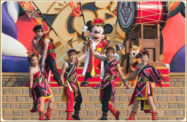 2019 - [Tokyo Disney Resort] Programme complet du divertissement à Tokyo Disneyland et Tokyo DisneySea du 15 avril 2018 au 25 mars 2019. 843403sf2