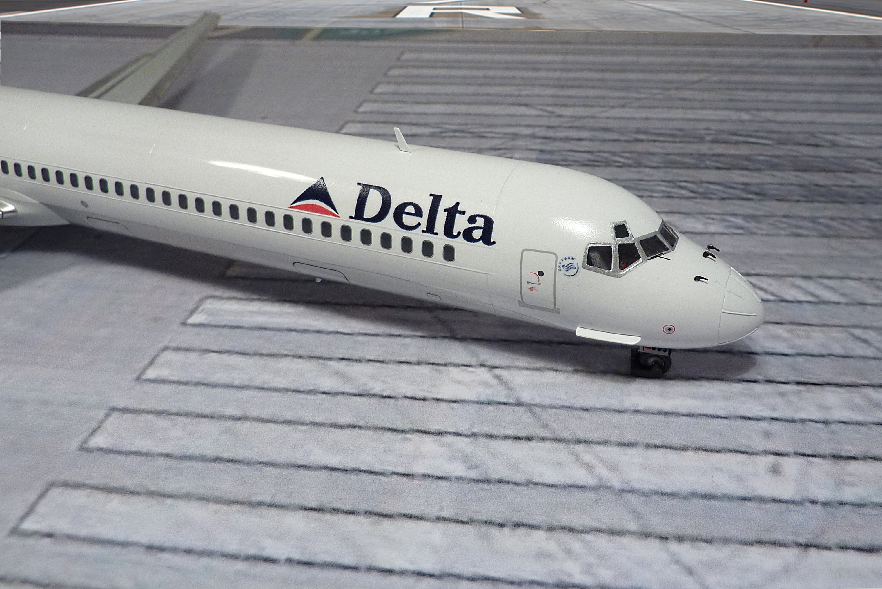 MD-88 Delta airlines [Minicraft] 1/144 843929P1030014mod2