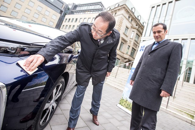 Le premier client allemand de Mirai vient de recevoir sa voiture à Hambourg 852205HA26551