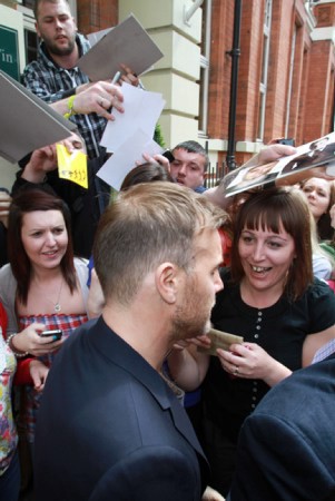 Gary arrive  l'audition de X Factor  Birmingham 1/06/11 854816MQ004