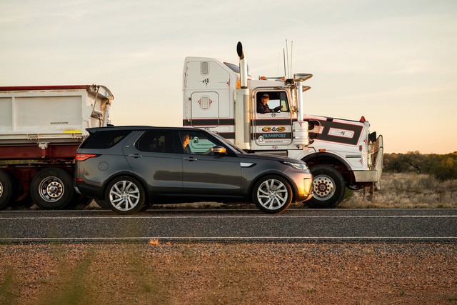 Le Land Rover Discovery tracte un train routier de 110 tonnes dans l’arrière-pays Australien 856353lrdiscovery18mytrainpull30081712