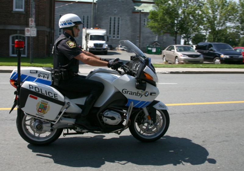 ambulance - Vielles photos de voitures de police et Ambulance au Québec - Page 3 86912398468luctremblaydeuxnouveauxagents