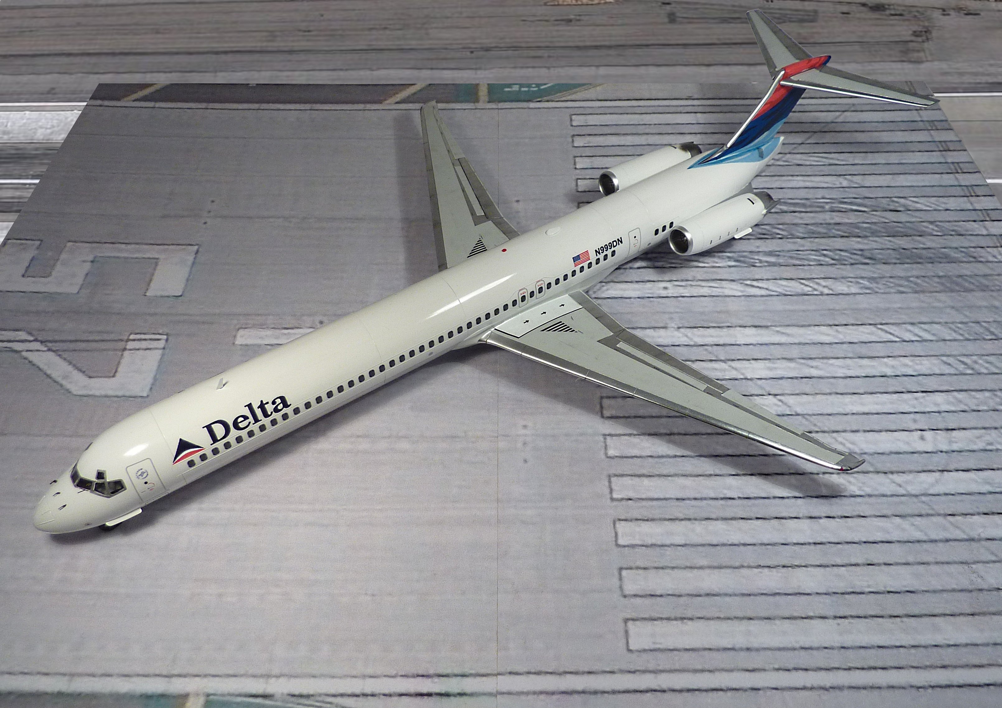 MD-88 Delta airlines [Minicraft] 1/144 870812P1030026mod2