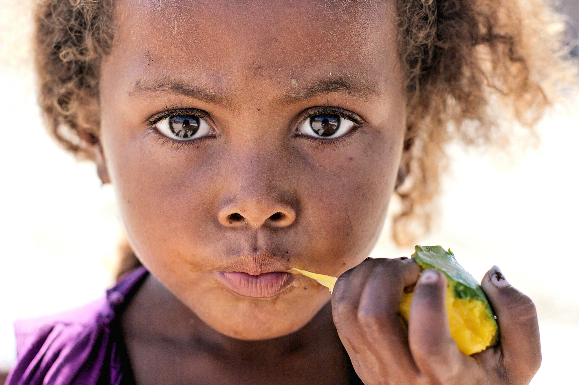 Jeune fille à la mangue 888360IMG1759031