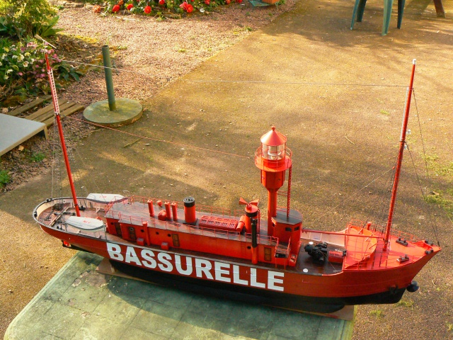 Bateau feu BF7 Bassurelle - sister-ship du Sandettiè [plan 1/40°] de Daniel S le Vendéen (chantier) - Page 4 888864P1210105