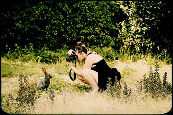 Le lapin et la photographe ...lol  926625FBIMG1447361615547