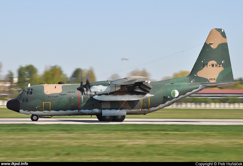 صور طائرات النقل والشحن الجزائرية [ C-130H/H30  /  Hercules ]  - صفحة 2 929170WHJ