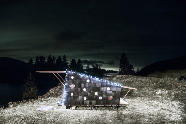 Land Rover construit une cabane pour le Père Noël  945567lrdswildernesscabin08121602