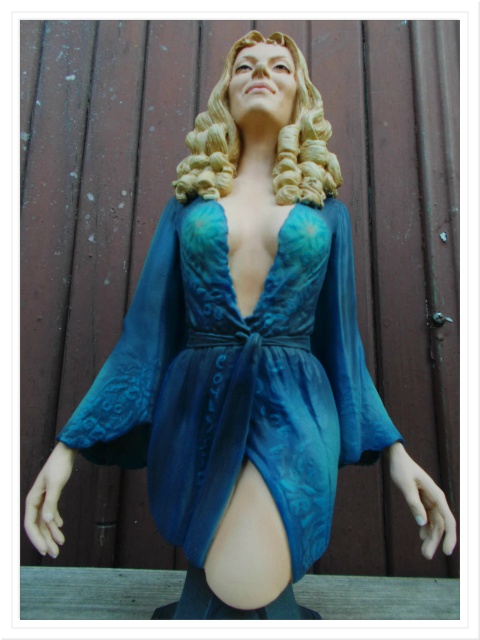 TITAN MERCHANDISE : INGRID PITT COUNTESS DRACULA BUST HAMMER  945846wwwkizoacomdscn0090