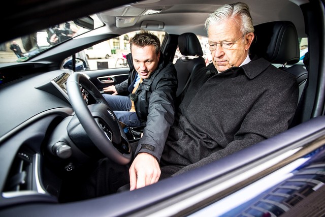 Le premier client allemand de Mirai vient de recevoir sa voiture à Hambourg 954467HA2442