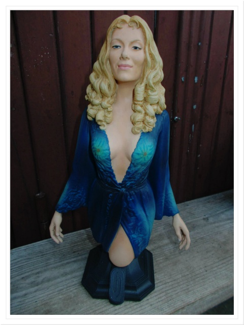 TITAN MERCHANDISE : INGRID PITT COUNTESS DRACULA BUST HAMMER  955509wwwkizoacomdscn0087