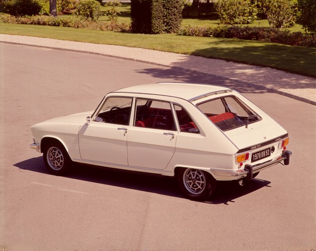 Renault fête les 50 ans de la Renault 16 au salon Rétromobile 2015 9579526533416