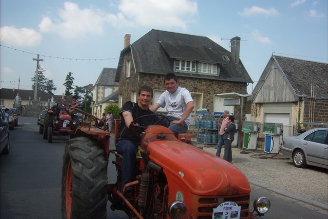 4ème festival vehicules anciens (landelles et coupigny 2009) 962987Jun02599