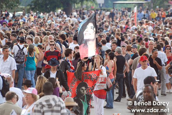 MICHAEL JACKSON: DEUIL PLANÉTAIRE (plusieurs photos de partout a travers le monde) 964125hommagejacksoneiffel15