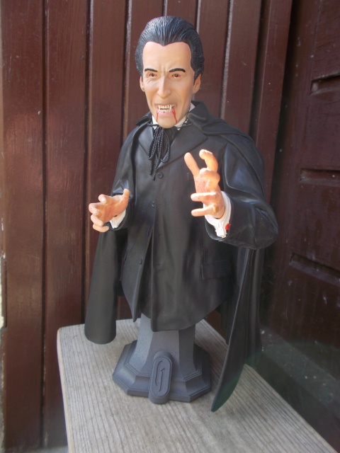 TITAN MERCHANDISE : DRACULA CHRISTOPHER LEE HAMMER BUST  964280DSCN0219