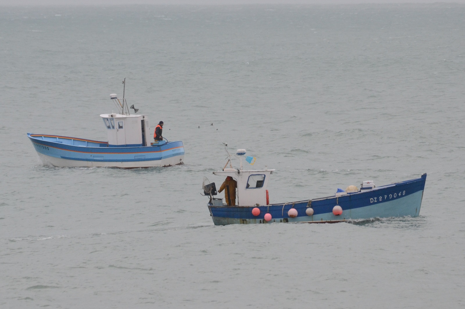 [VIE DES PORTS] Quelques bateaux de pêche (sur nos côtes Françaises) - Page 20 970423CSC0181