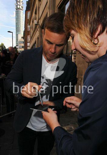 Robbie et Gary au studio BBC Radio 1 et 2 07/10/2010 97048022752321