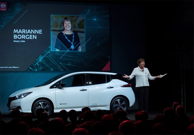  Nissan Futures 3.0 : Nissan présente en Europe la nouvelle Nissan LEAF et le nouveau Nissan e-NV200 40kW 976137426206428NissanFutures30Nissandvoilesavisionduvhiculeetaudel