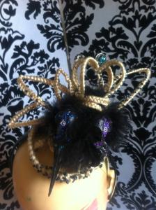 Bibis,fascinators et coiffes en faux cheveux Mini_420317iphone028