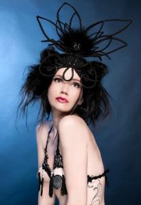 Bibis,fascinators et coiffes en faux cheveux Mini_4409252181762177185482454402023670997805851038915228222n