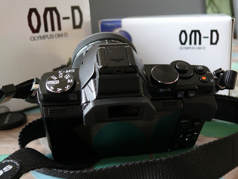 [VDS] Olympus OM-D E-M5 avec objectif et grip 114045P1090101800600